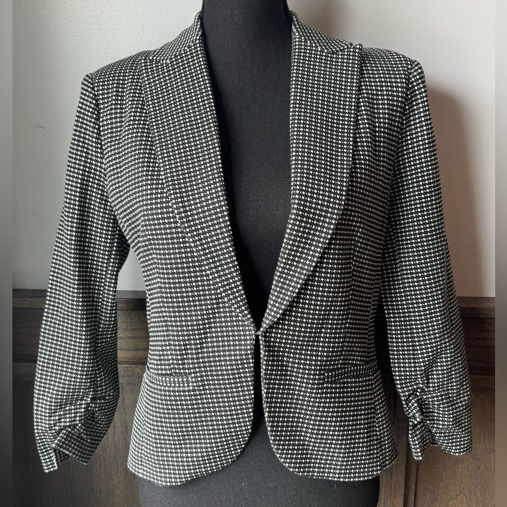 Amanda & Chelsea Black and White Houndstooth Blazer